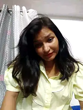 Snapshot of Priyaa_1433 chatting on 06/18/26, 02:33 Priyaa 1433 online show from 06/18/26, 02:33