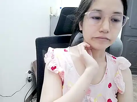 Snapshot of Shulee- chatting on 06/05/26, 02:49 Shulee- online show from 06/05/26, 02:49