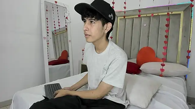 Snapshot of julian_xx chatting on 02/18/26, 07:54 julian xx online show from 02/18/26, 07:54