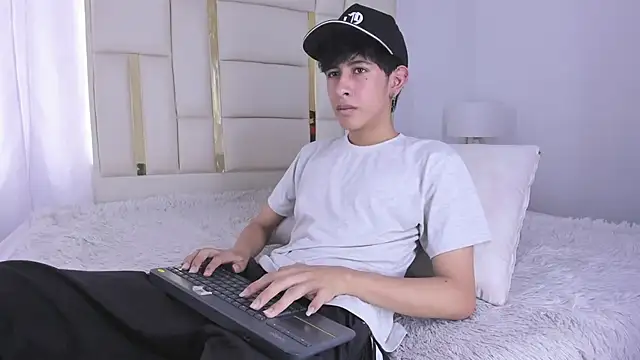Snapshot of julian_xx chatting on 07/18/26, 07:33 julian xx online show from 07/18/26, 07:33