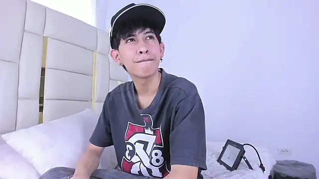 Snapshot of julian_xx chatting on 07/15/26, 07:54 julian xx online show from 07/15/26, 07:54