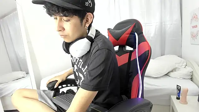 julian xx online show from 03/19/26, 07:14