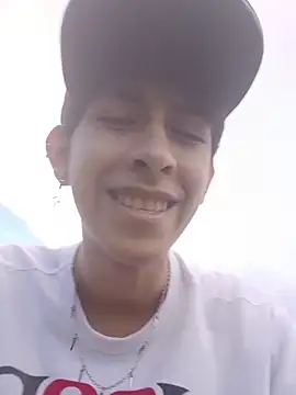 Snapshot of julian_xx chatting on 06/19/26, 10:25 julian xx online show from 06/19/26, 10:25