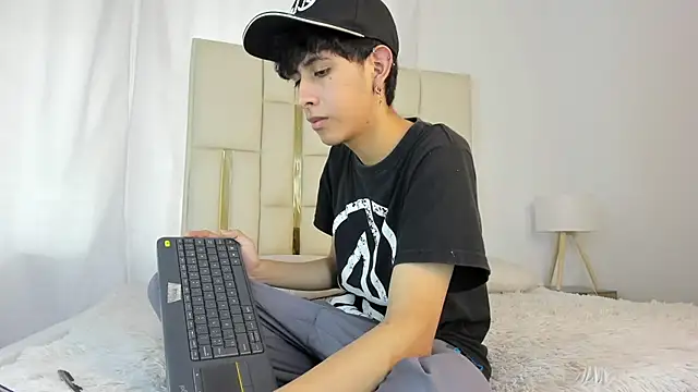 Snapshot of julian_xx chatting on 07/13/26, 07:35 julian xx online show from 07/13/26, 07:35