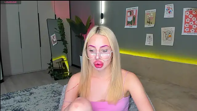 Luna Beverly online show from 03/03/26, 08:05