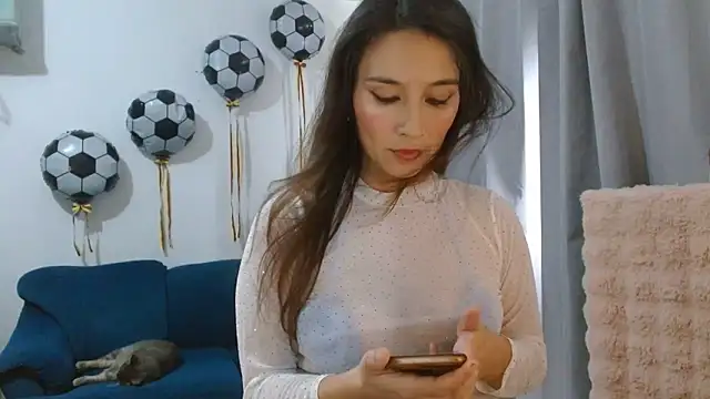 Snapshot of Almaglow_ chatting on 06/18/26, 05:29 Almaglow online show from 06/18/26, 05:29