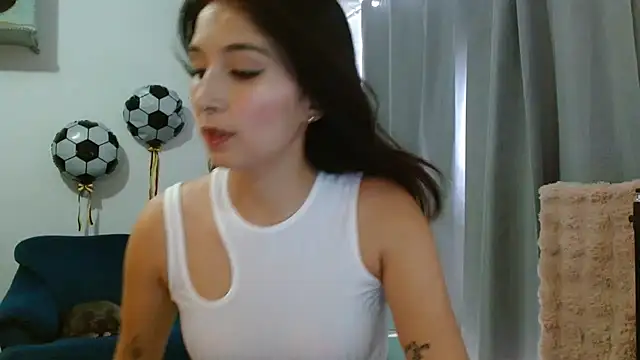 Snapshot of Almaglow_ chatting on 07/09/26, 02:38 Almaglow online show from 07/09/26, 02:38
