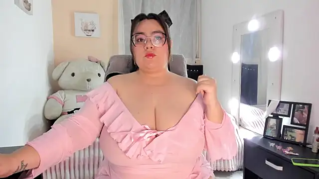 Snapshot of KarlaLannee chatting on 05/17/26, 02:33 KarlaLannee online show from 05/17/26, 02:33