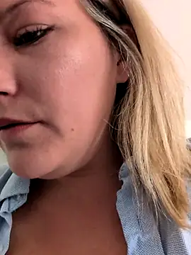 Snapshot of Pxetiteblonde1 chatting on 07/15/26, 10:33 Pxetiteblonde1 online show from 07/15/26, 10:33