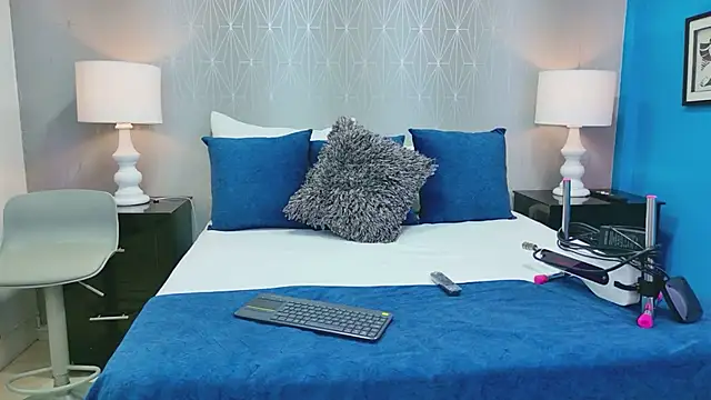 Snapshot of VioletFroost chatting on 04/11/26, 07:28 VioletFroost online show from 04/11/26, 07:28