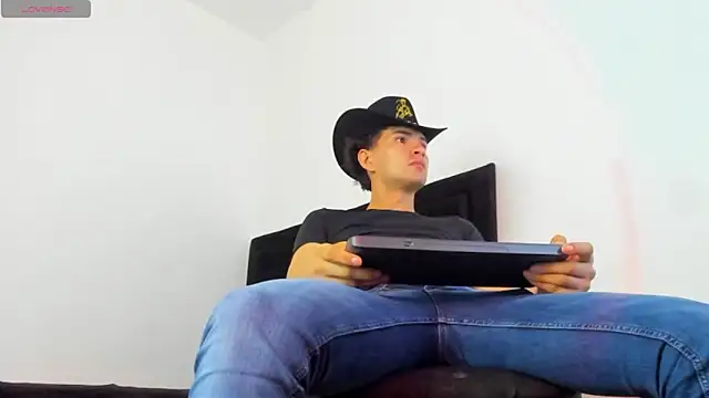 camilo model online show from 03/12/26, 04:44