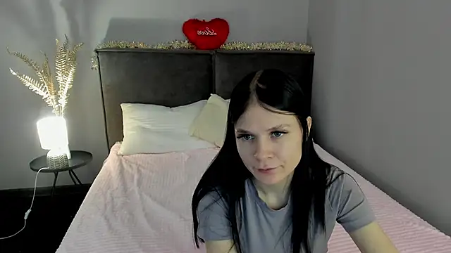 Snapshot of SkinyJoys chatting on 02/14/26, 02:01 SkinyJoys online show from 02/14/26, 02:01