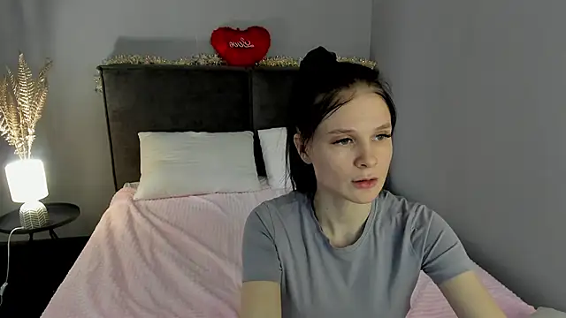 Snapshot of SkinyJoys chatting on 02/15/26, 07:51 SkinyJoys online show from 02/15/26, 07:51