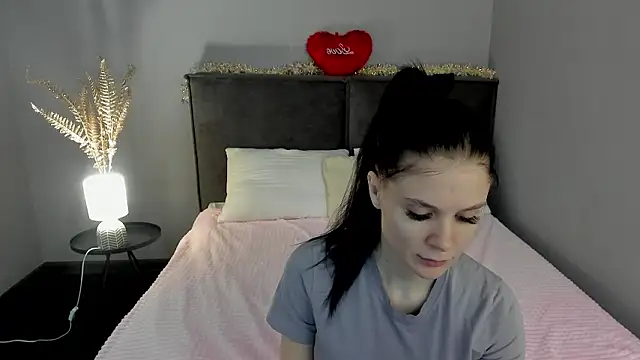 Snapshot of SkinyJoys chatting on 02/15/26, 02:01 SkinyJoys online show from 02/15/26, 02:01