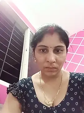 Snapshot of Hot_ree85 chatting on 05/18/26, 02:55 Hot ree85 online show from 05/18/26, 02:55