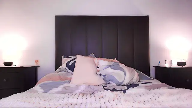 emilynoir   online show from 03/06/26, 12:11