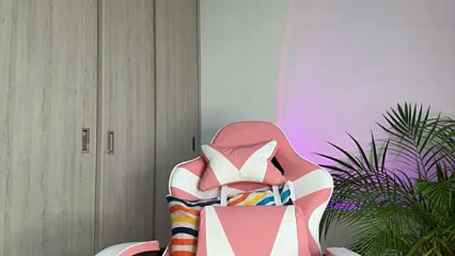 alesziarose  online show from 05/29/26, 10:05