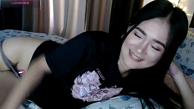 Snapshot of simplykhate chatting on 07/22/26, 01:40 simplykhate online show from 07/22/26, 01:40