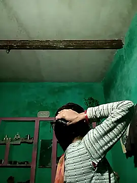 Snapshot of Alisha_beby143 chatting on 01/15/26, 04:32 Alisha beby143 online show from 01/15/26, 04:32