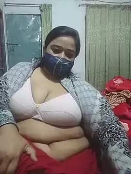 Snapshot of momo_loves chatting on 02/18/26, 05:09 momo loves online show from 02/18/26, 05:09