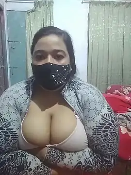 Snapshot of momo_loves chatting on 02/11/26, 02:28 momo loves online show from 02/11/26, 02:28