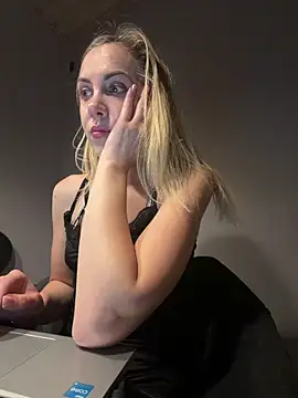 ElenaWhitmore online show from 06/04/26, 10:47
