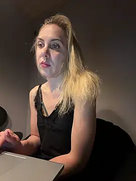ElenaWhitmore online show from 06/02/26, 10:43