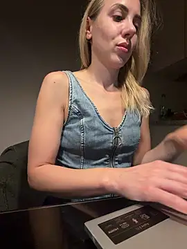 ElenaWhitmore online show from 06/07/26, 10:15