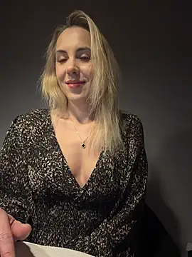 ElenaWhitmore online show from 02/03/26, 10:04