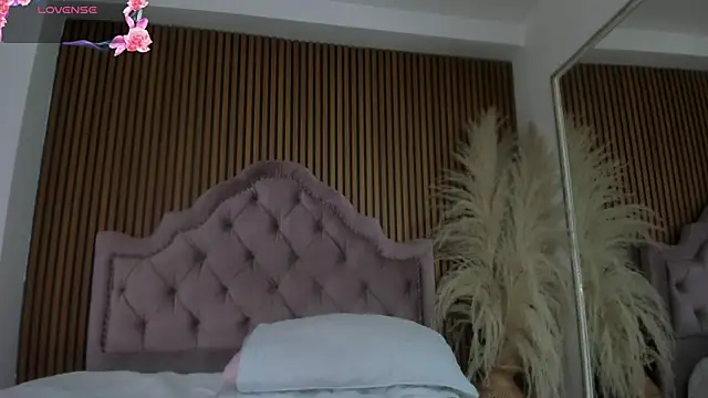 Snapshot of Violett_hott_ chatting on 04/21/26, 12:23 Violett hott online show from 04/21/26, 12:23