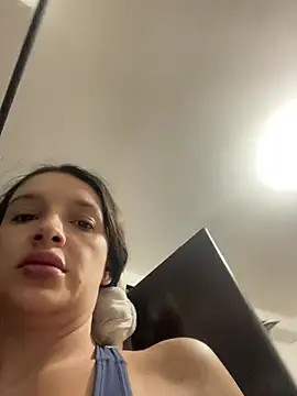 Snapshot of Violett_hott_ chatting on 06/04/26, 11:37 Violett hott online show from 06/04/26, 11:37