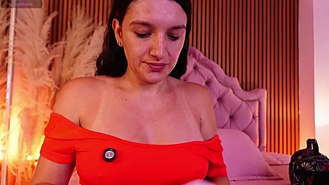 Snapshot of Violett_hott_ chatting on 05/20/26, 12:46 Violett hott online show from 05/20/26, 12:46
