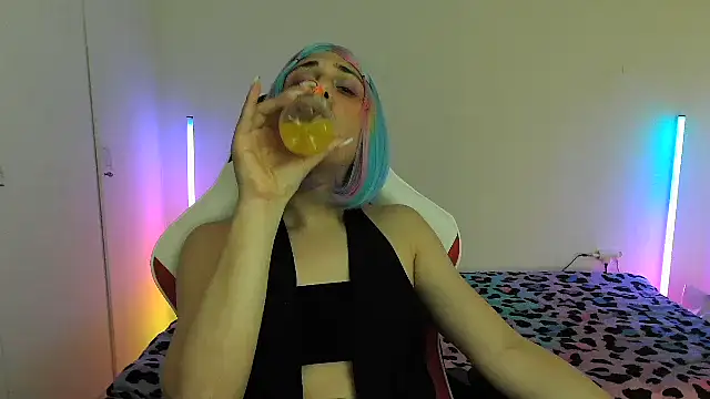 HoneyValentine online show from 03/15/26, 08:05