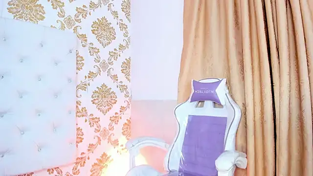 Snapshot of pinky__bunny chatting on 05/18/26, 04:07 pinky bunny online show from 05/18/26, 04:07