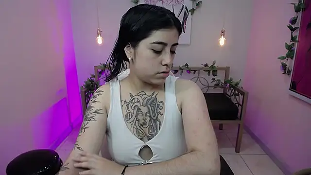 Snapshot of Adri_gomez_x chatting on 06/30/26, 01:22 Adri gomez x online show from 06/30/26, 01:22