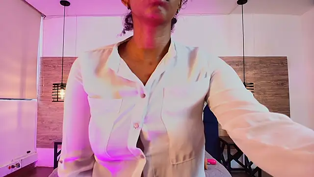 Snapshot of Ellie-Alves chatting on 06/18/26, 05:07 Ellie-Alves online show from 06/18/26, 05:07