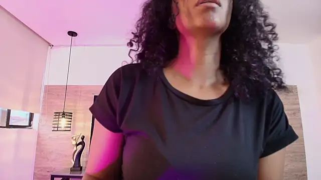 Snapshot of Ellie-Alves chatting on 07/17/26, 01:52 Ellie-Alves online show from 07/17/26, 01:52