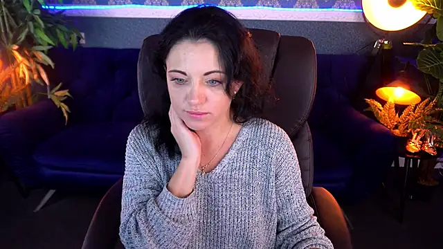 Dafni Monn online show from 11/21/25, 06:45