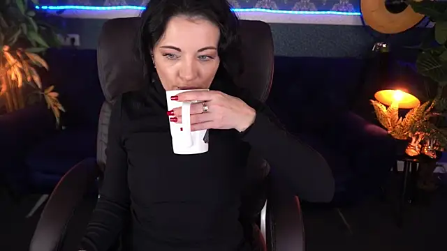 Dafni Monn online show from 11/18/25, 06:28