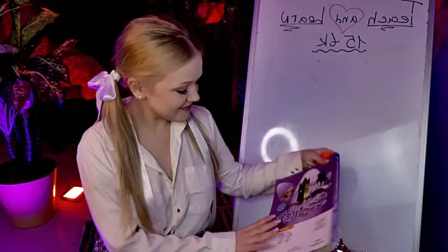 ChloeWhite online show from 04/12/26, 09:45