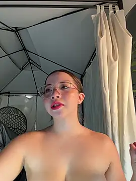Snapshot of AliciaWhite_nt chatting on 05/31/26, 01:11 AliciaWhite nt online show from 05/31/26, 01:11