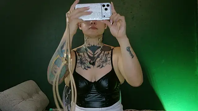 Snapshot of sarahe9769 chatting on 04/15/26, 02:50 sarahe9769 online show from 04/15/26, 02:50