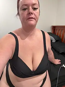 Snapshot of carinabro10 chatting on 04/19/26, 12:33 carinabro10 online show from 04/19/26, 12:33