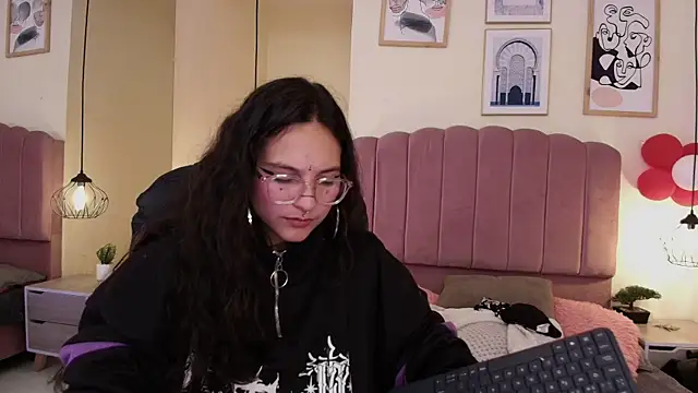 Hanabie  online show from 04/12/26, 03:32