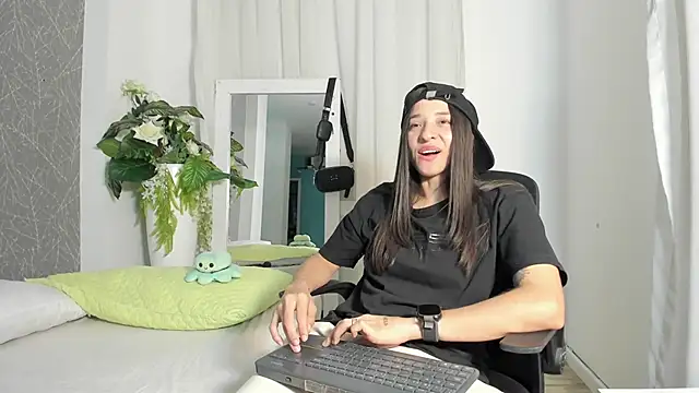 Snapshot of ViictoriiaSaenz chatting on 04/27/26, 04:10 ViictoriiaSaenz online show from 04/27/26, 04:10