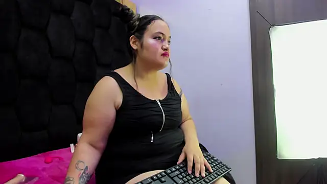 Snapshot of MiaRouss69 chatting on 02/02/26, 03:49 MiaRouss69 online show from 02/02/26, 03:49