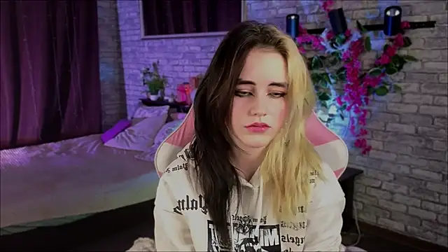 Snapshot of RubyMyst chatting on 01/10/26, 08:26 RubyMyst online show from 01/10/26, 08:26