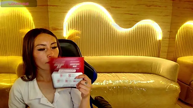 katalina r  online show from 05/06/26, 08:02