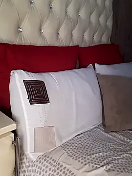 Snapshot of bigboobylicious chatting on 04/06/26, 12:06 bigboobylicious online show from 04/06/26, 12:06