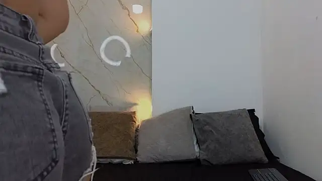 Snapshot of Laura_Miller1 chatting on 02/15/26, 03:44 Laura Miller1 online show from 02/15/26, 03:44